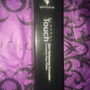 Concealer in scarlet